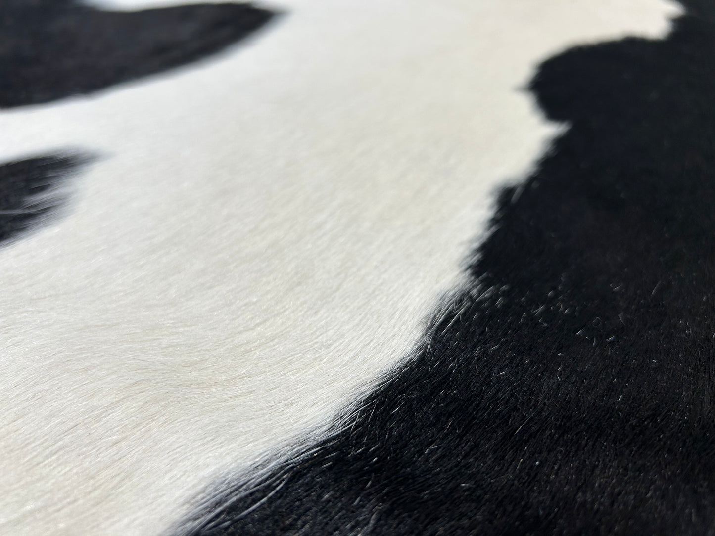 LL-8 : Tapis peau de vache - Très grande noire et blanche