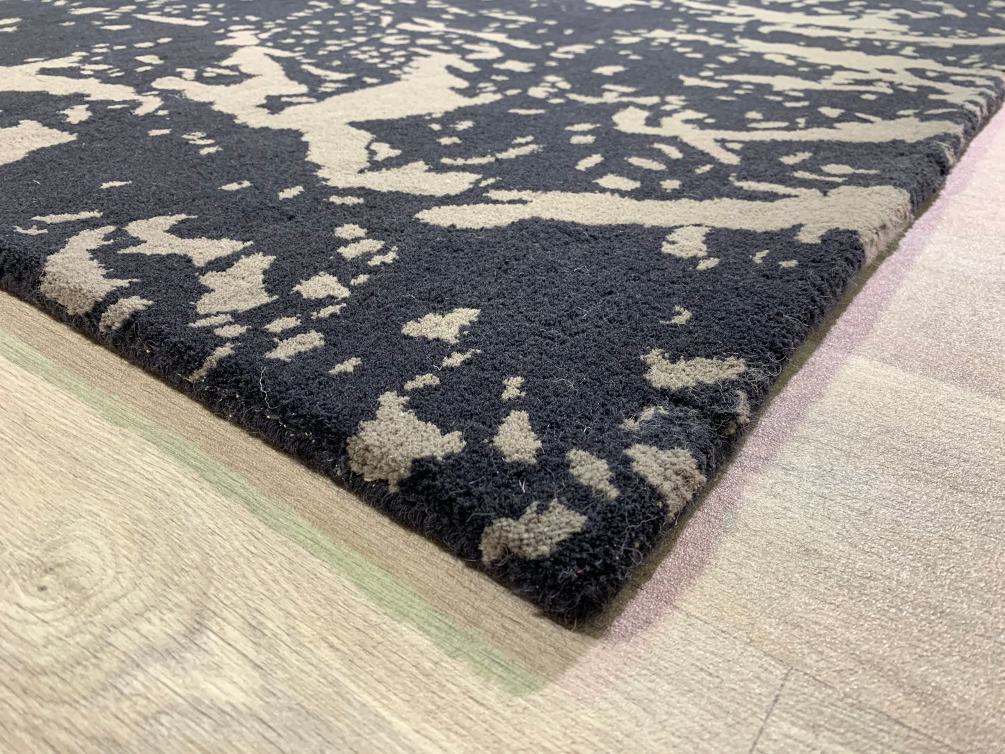 Tapis contemporain en laine tuftée