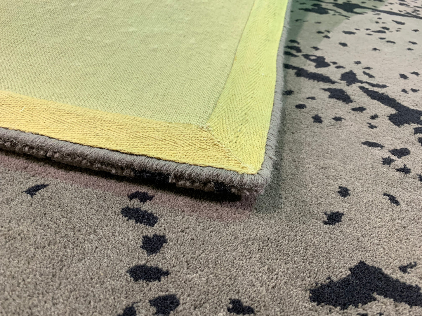 Tapis contemporain en laine tuftée