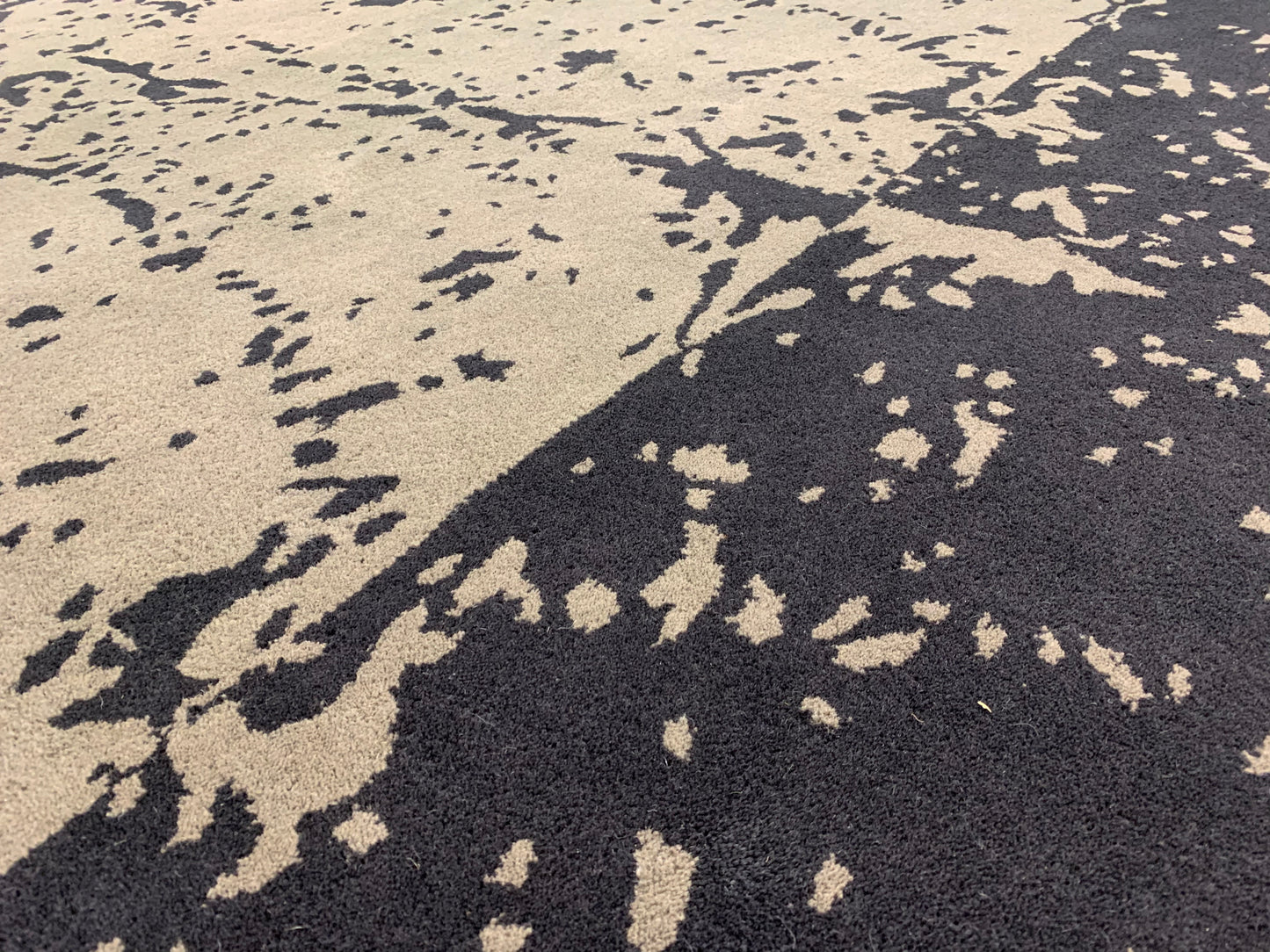 Tapis contemporain en laine tuftée