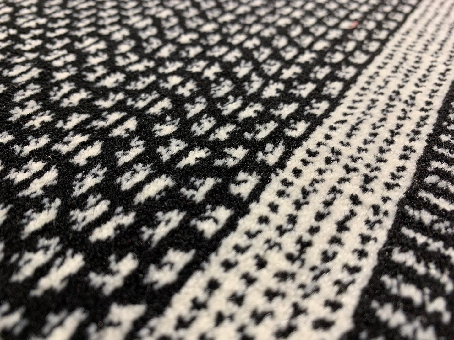 LU-101: Synthetic fiber rug