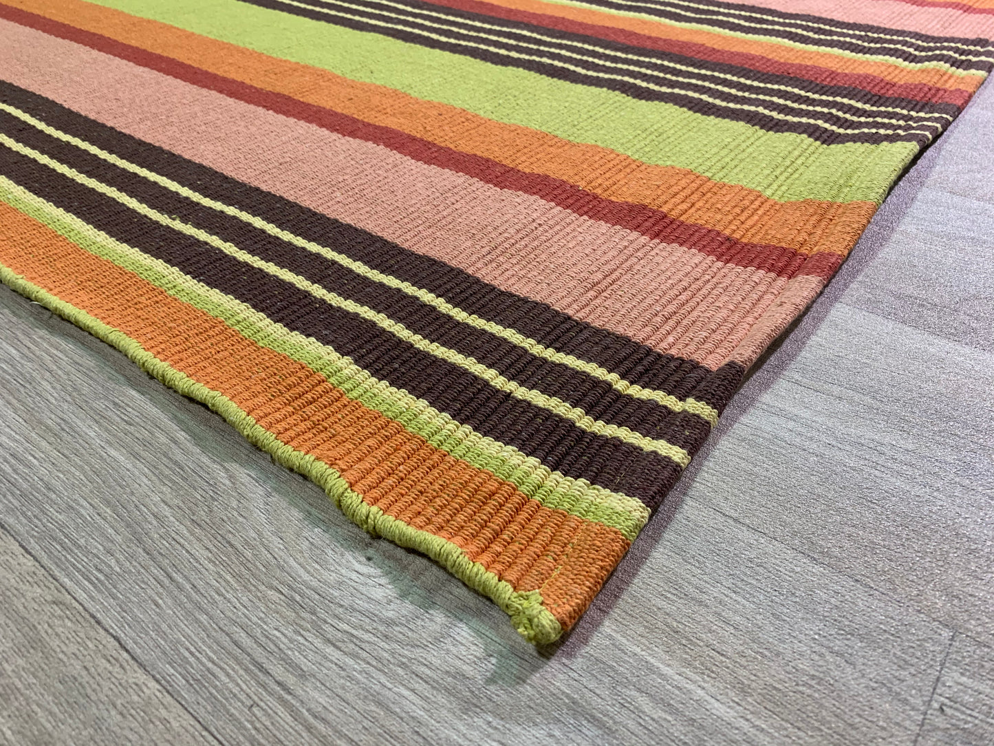 DB-516 : Tapis rayé coloré