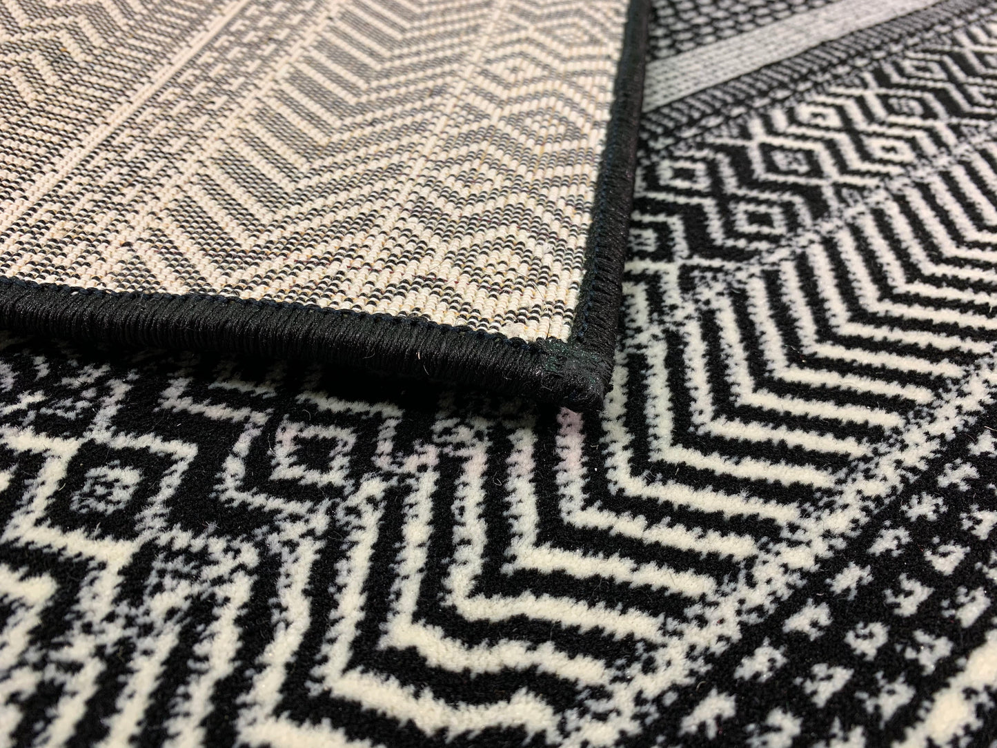 LU-101: Synthetic fiber rug