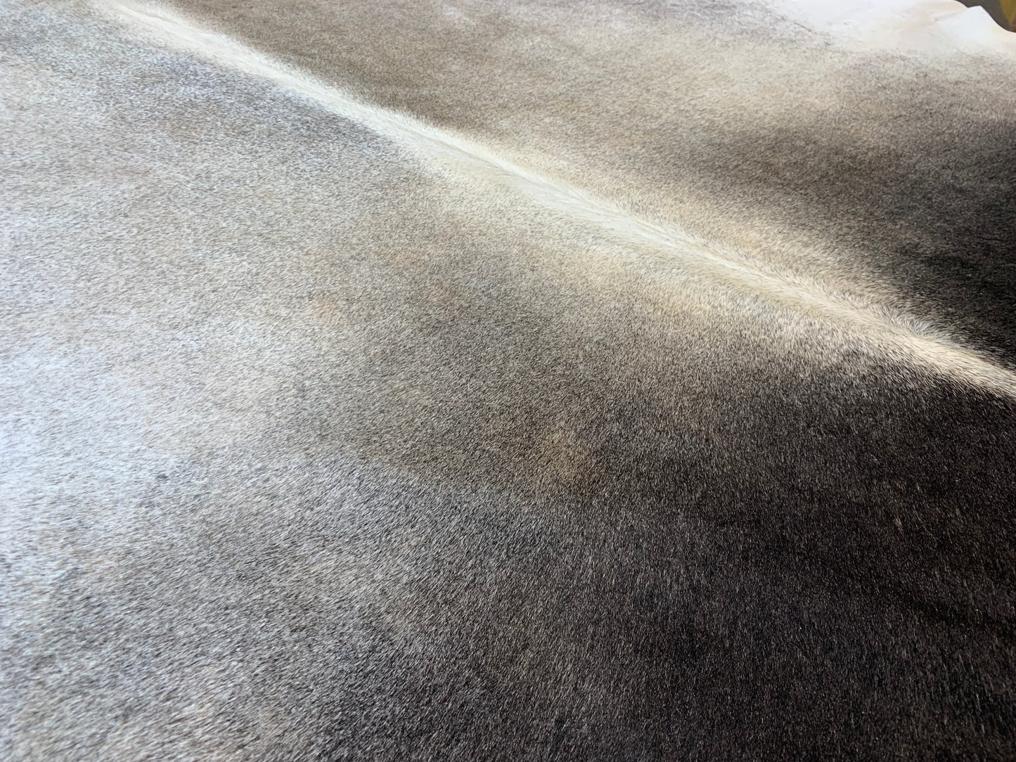 S-7 : Tapis peau de vache - Moyenne noire et grise
