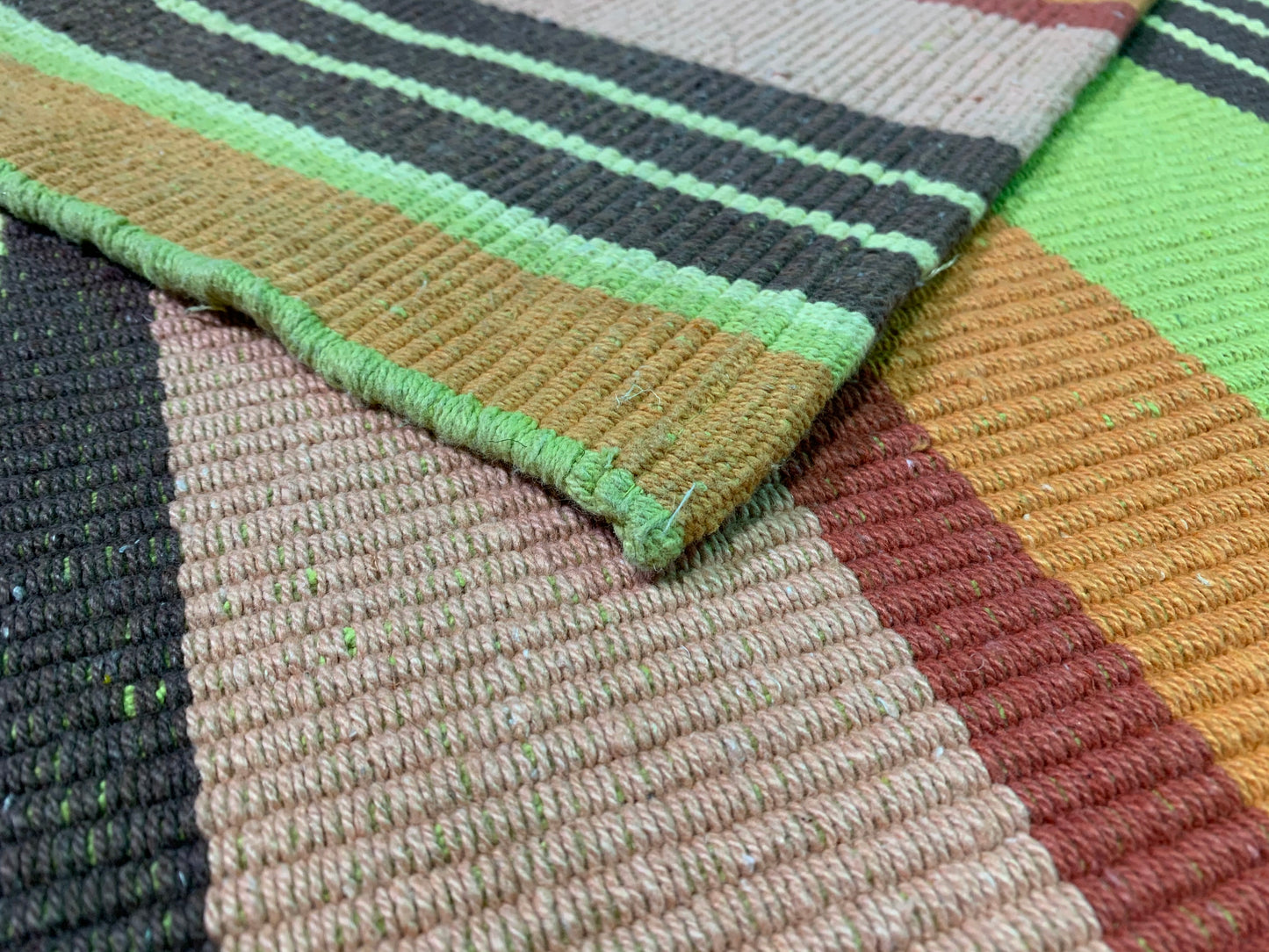 DB-516 : Tapis rayé coloré