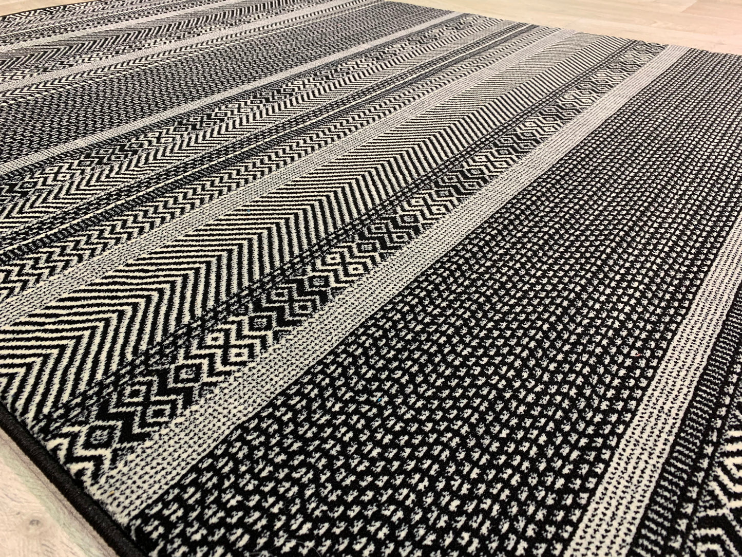 LU-101: Synthetic fiber rug