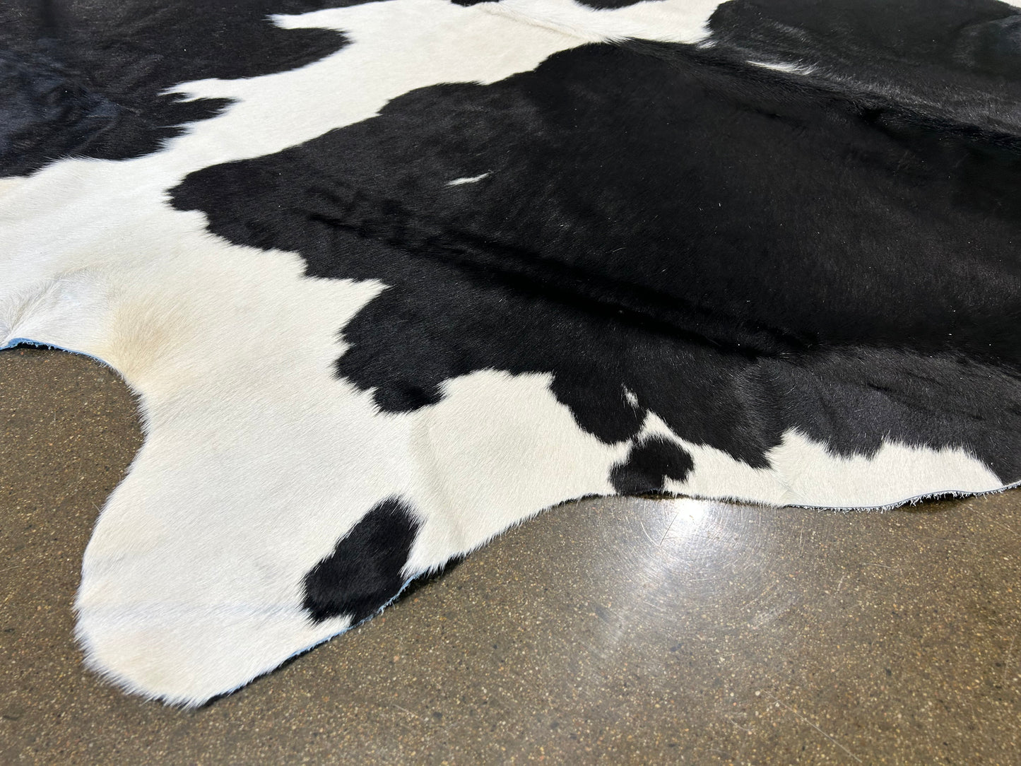 LL-8 : Tapis peau de vache - Très grande noire et blanche