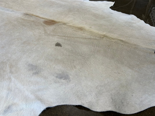 LL-7: Cowhide rug - Very large ivory / beige
