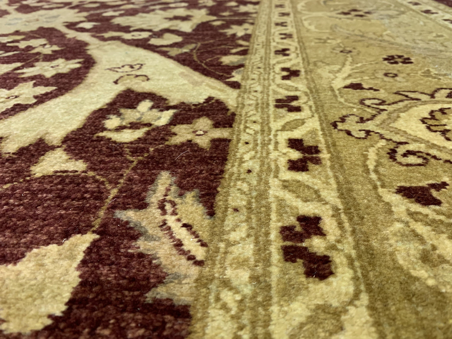 Classic Indo-Persian rug in wool - hand knotted