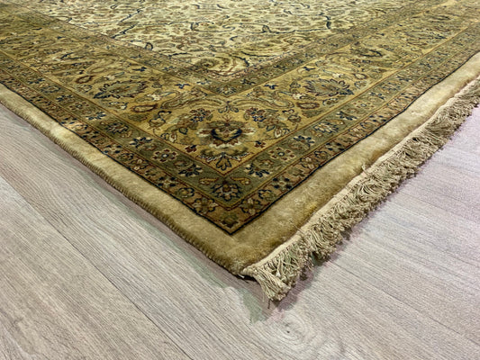 Classic wool rug - hand knotted
