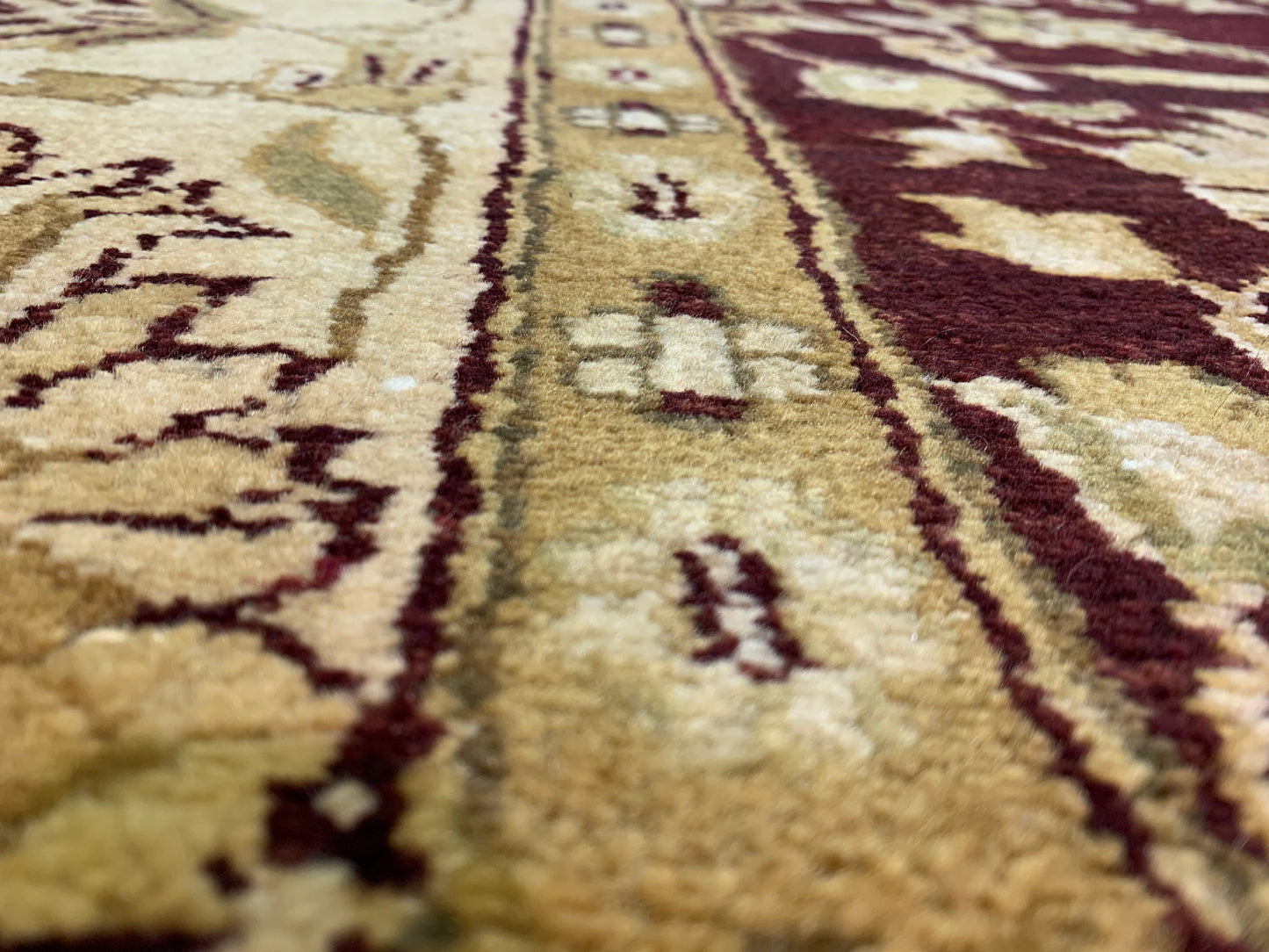 Classic wool rug - hand knotted