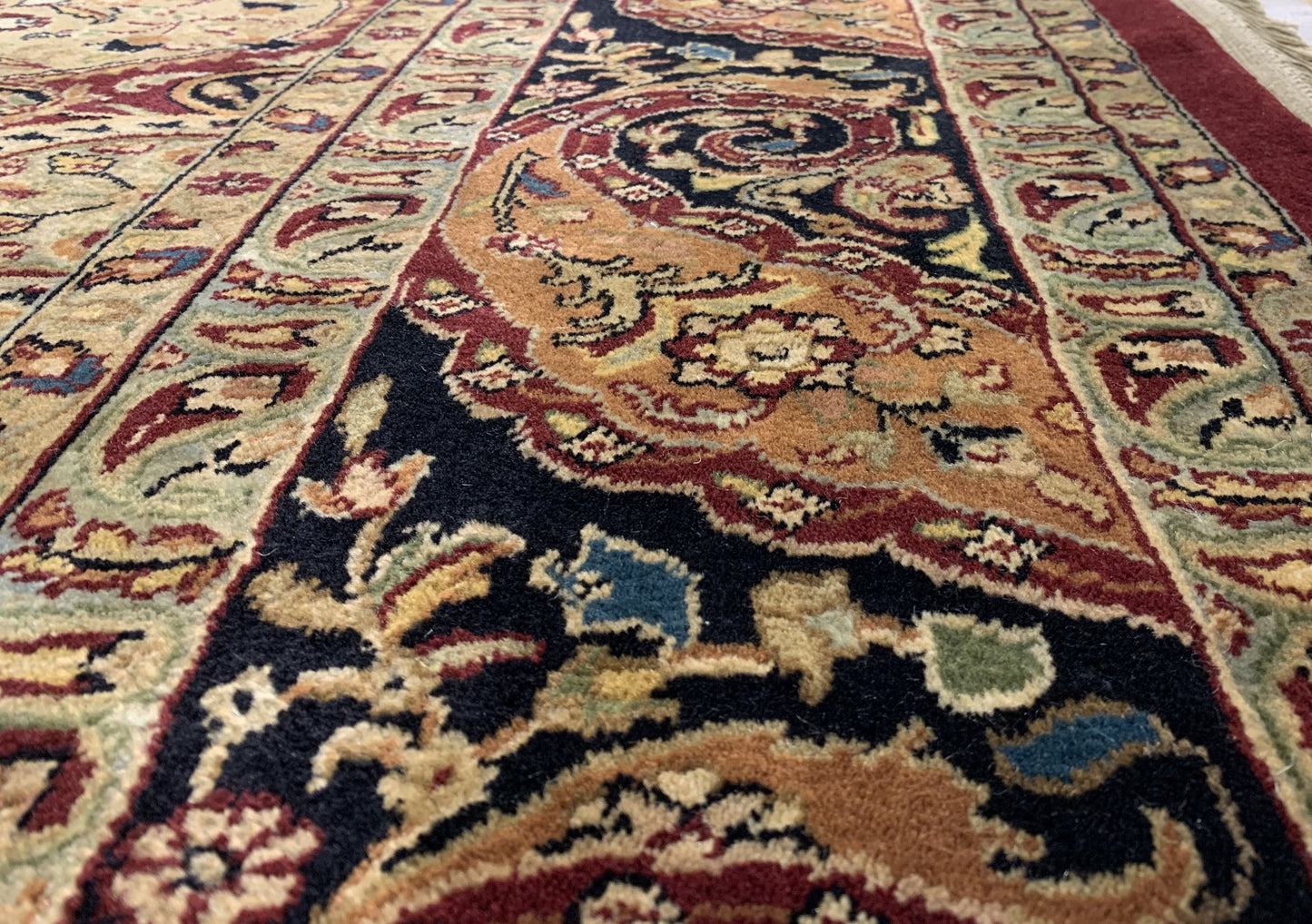Classic Indo-Persian rug in wool - hand knotted