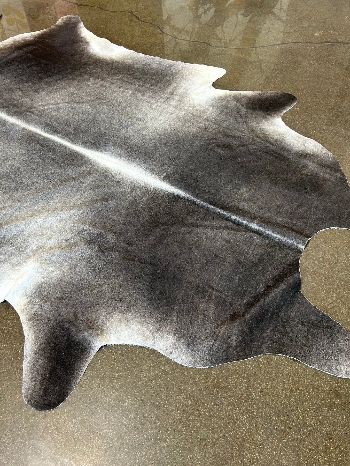 LL-2: Cowhide rug - Extra large spotted brown